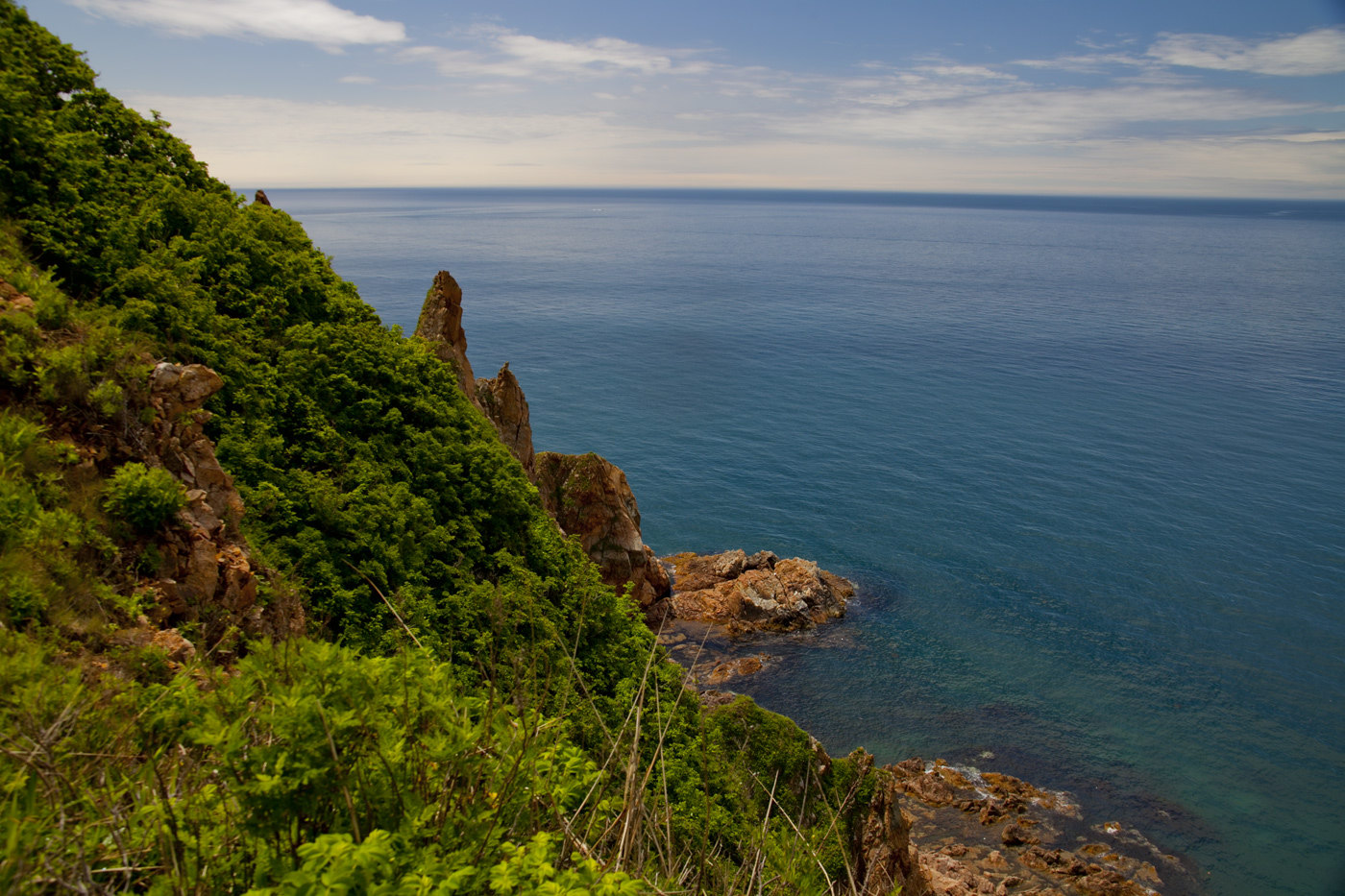 Красные скалы у синего моря