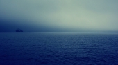 Молча вздыхает седой океан…    Жизнь – это сонный прибрежный туман…