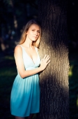 Портрет у дерева в солнечном свете